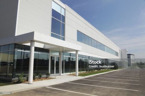 b&acirc;timent de 906 m&sup2; en zone commerciale &agrave; CONFOLENS ! 613760 16500 Confolens