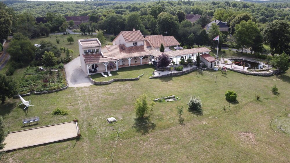 Ensemble immobilier avec maison principale, studio climatisé et