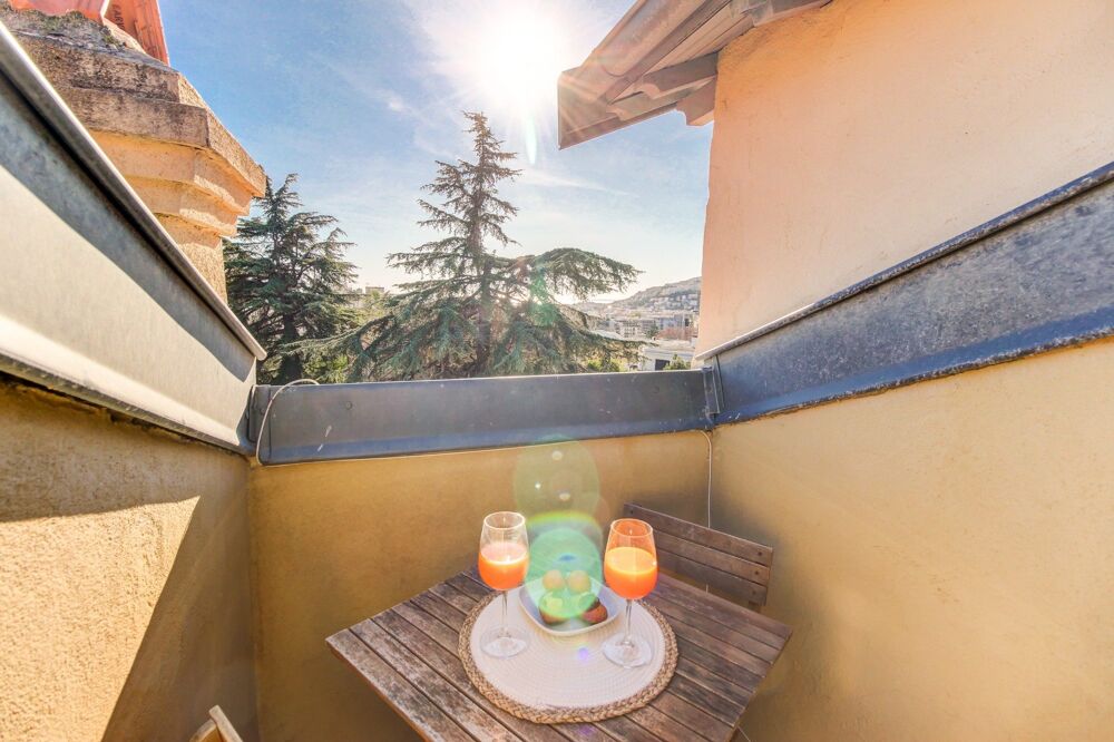 Location Appartement Parc Chambrun : 3 pièces rénové en dernier étage avec vue Nice