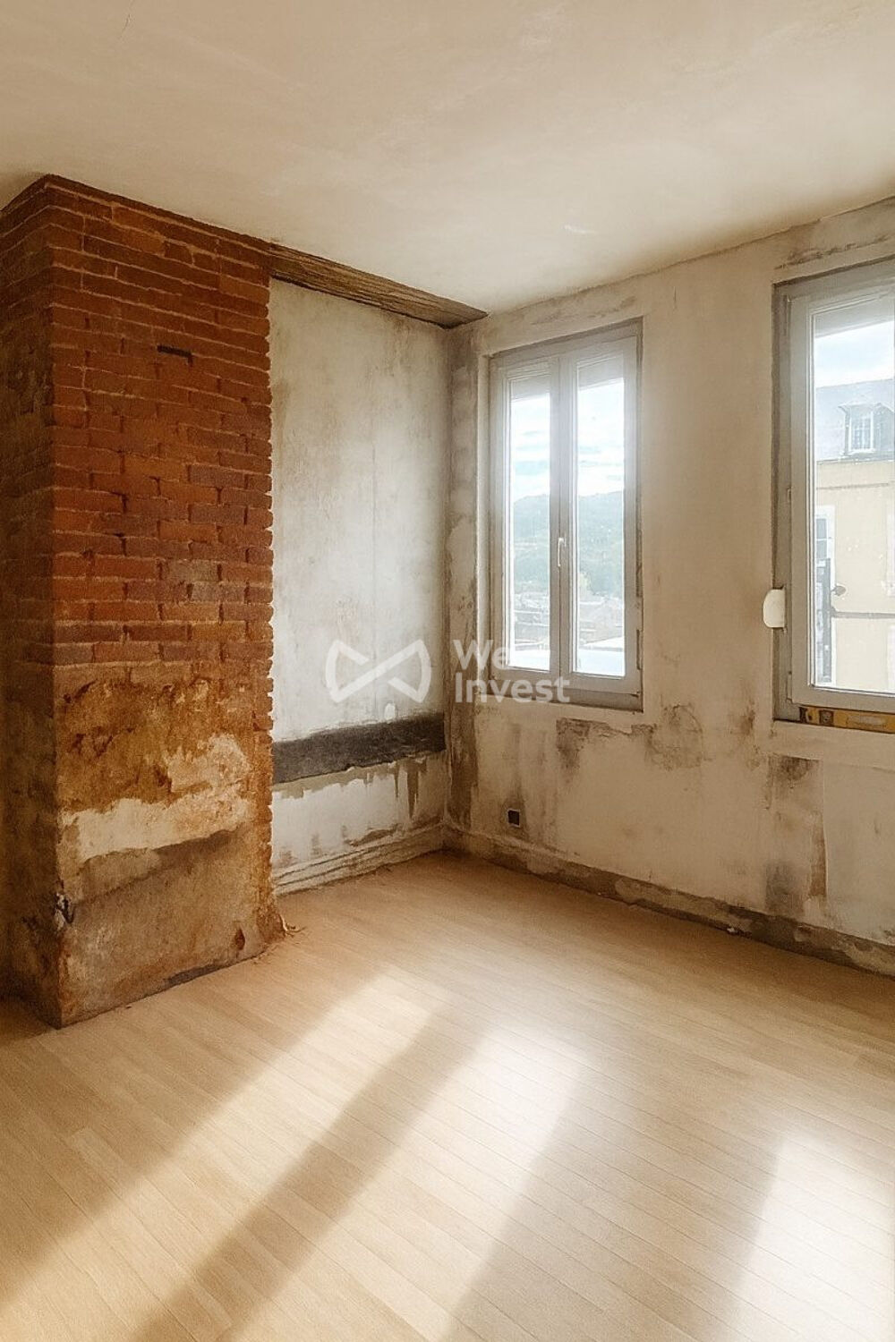 Triplex à rénover avec local commercial