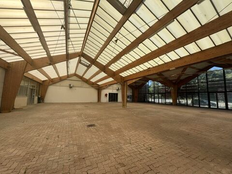 Local commercial de 4250 m&sup2; &agrave; USSEL 19166 19200 Ussel
