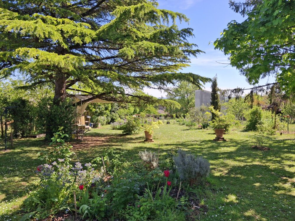 Grande maison de village avec jardin et piscine