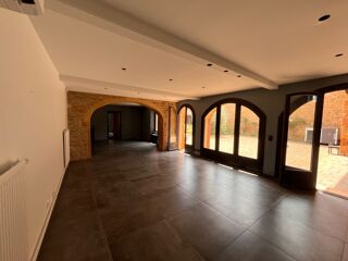  Maison à louer 7 pièces 261 m²