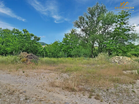   entrepôt sur un terrain constructible de 4 999 m² 