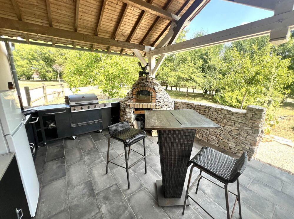 Ensemble immobilier avec maison principale, studio climatisé et