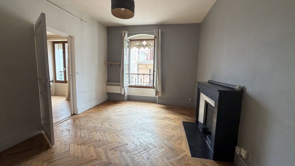 A DEUX PAS DE LA CASERNE DE BONNE