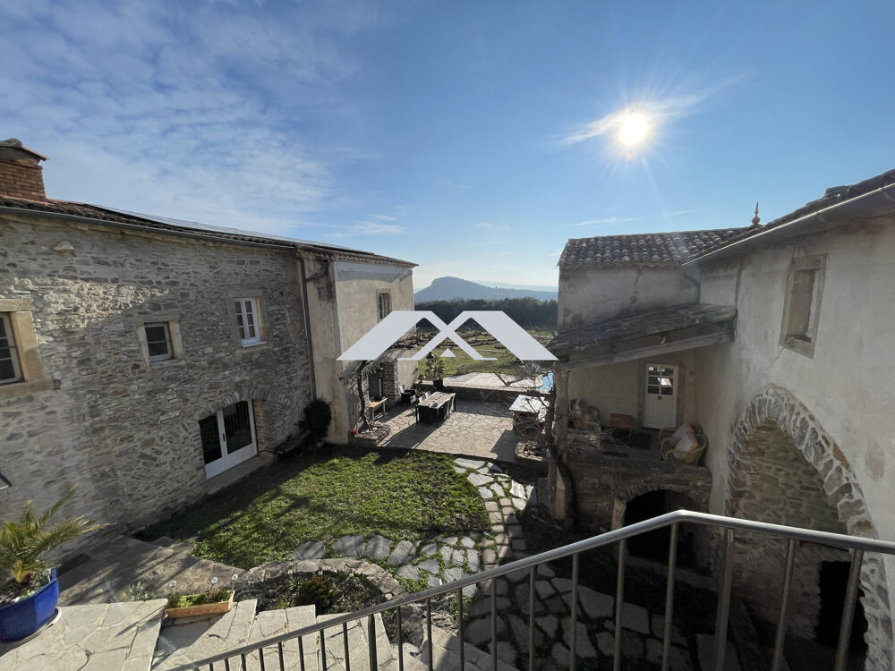 Domaine en pierre du XVIIIe siècle  280 m² habitables  3