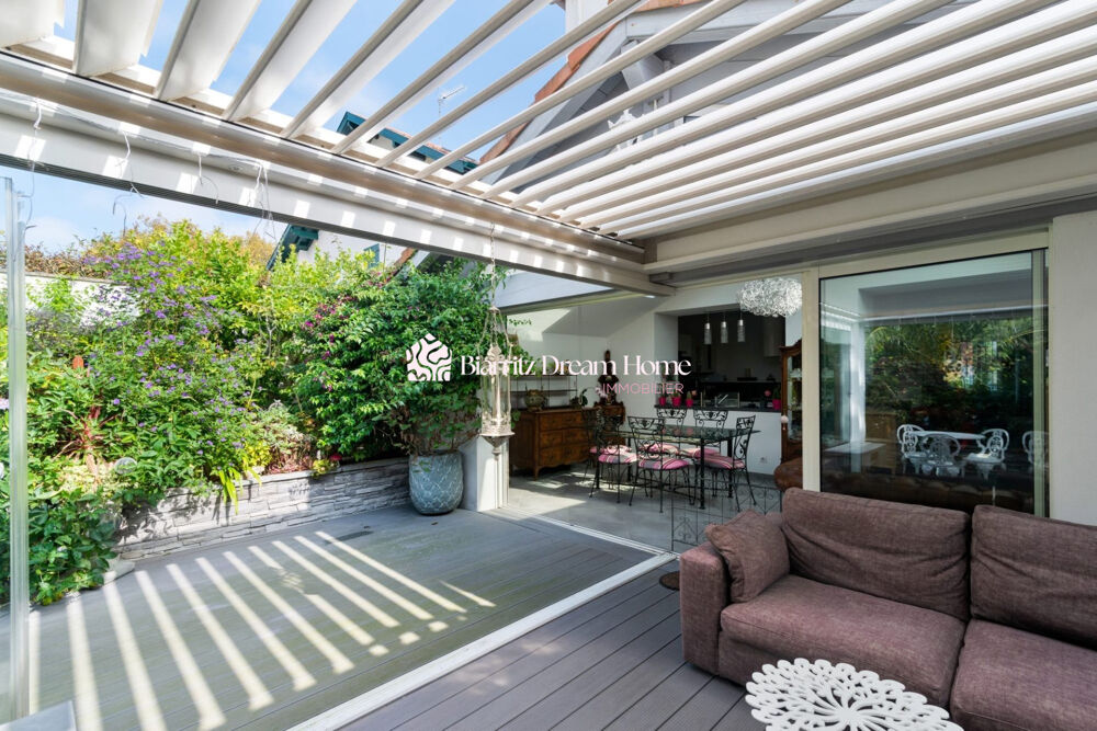 Maison familiale de caractère avec jardin paysagé, piscine et
