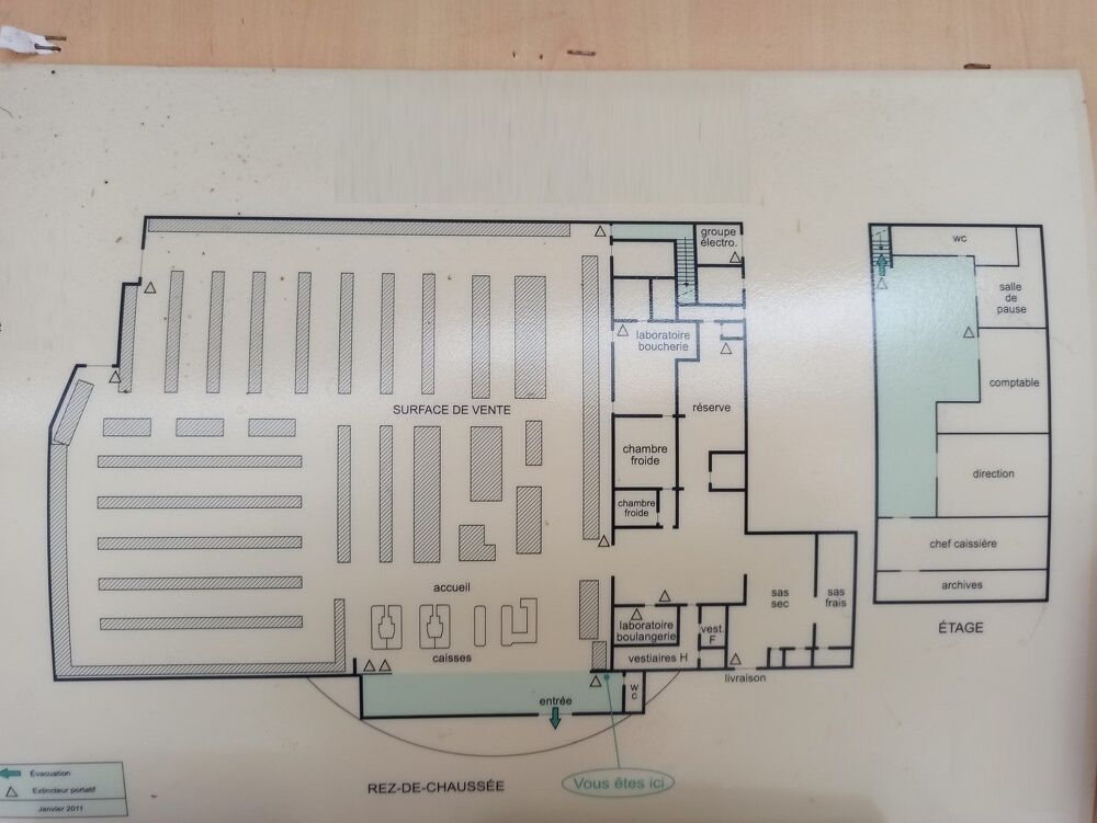   LOCATION GRAND LOCAL 1.650m² - CHALUS 
