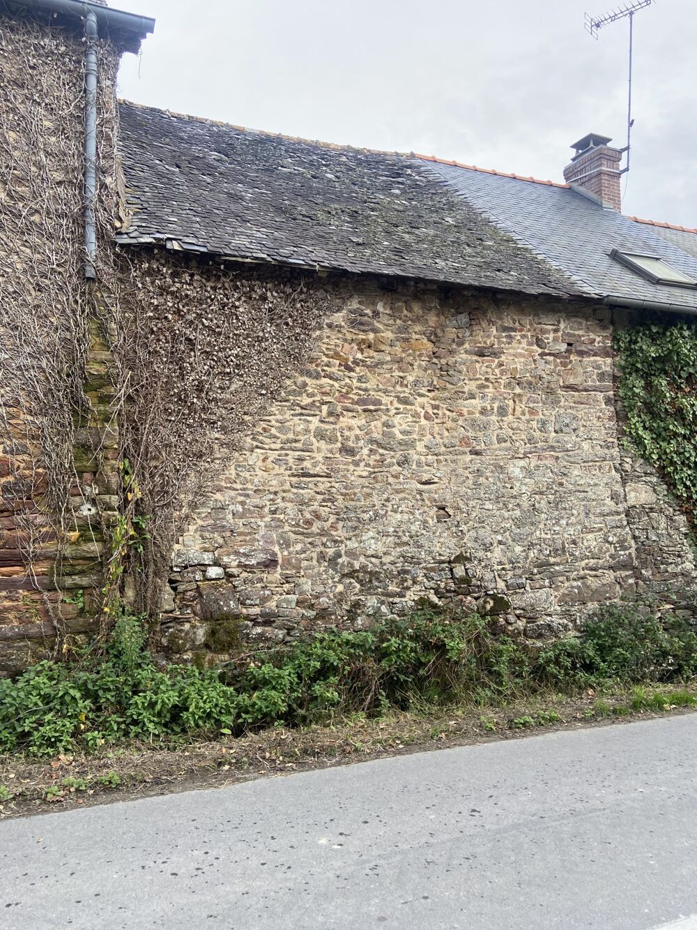 petite bâtisse en pierres mitoyenne à rénover