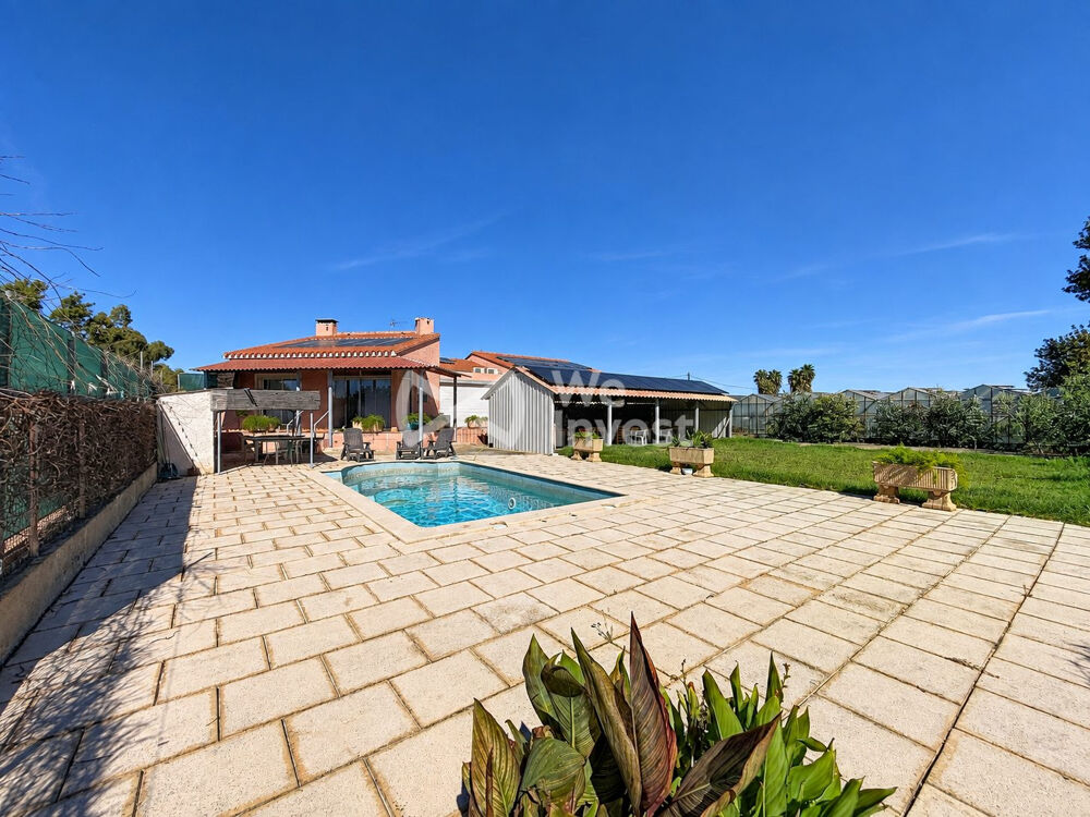 Propriété atypique avec piscine sur près de 5 900 m²  Pé