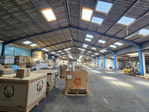   Proche SAINTES, Bâtiment industriel de 3000 m² sur terrain pri 