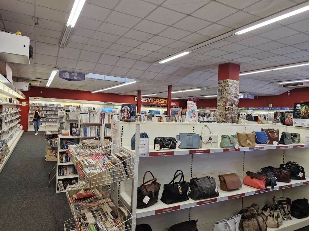   Très belle surface commerciale sur un bon axe d'ANGOULÊME 