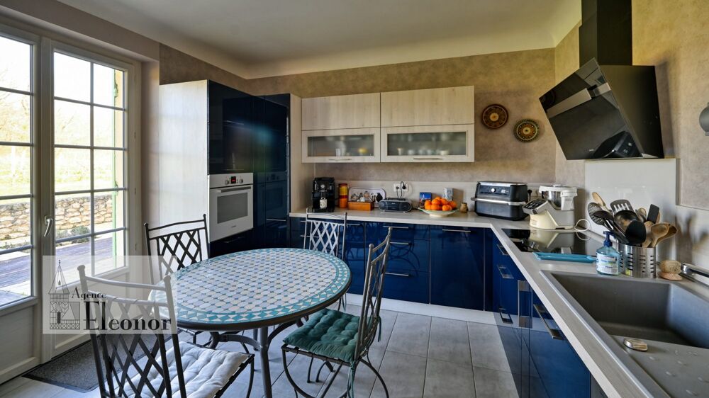 Maison familiale de 208 m² avec piscine et garage  Monbazill