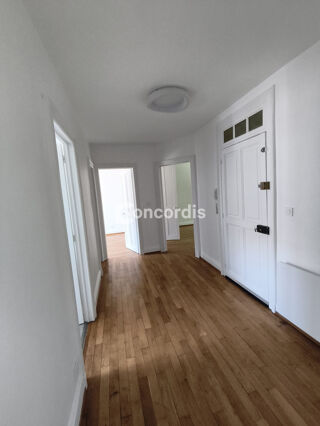  Appartement à louer 4 pièces 81 m²