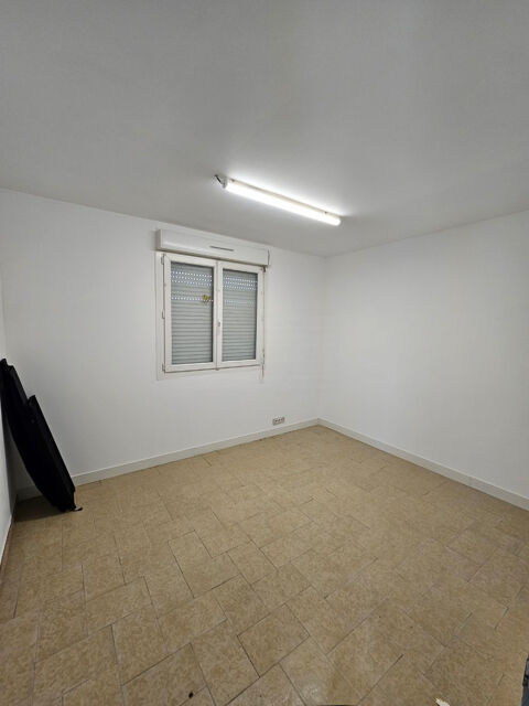   Local de stockage + bureau Chaniers 60 m² 