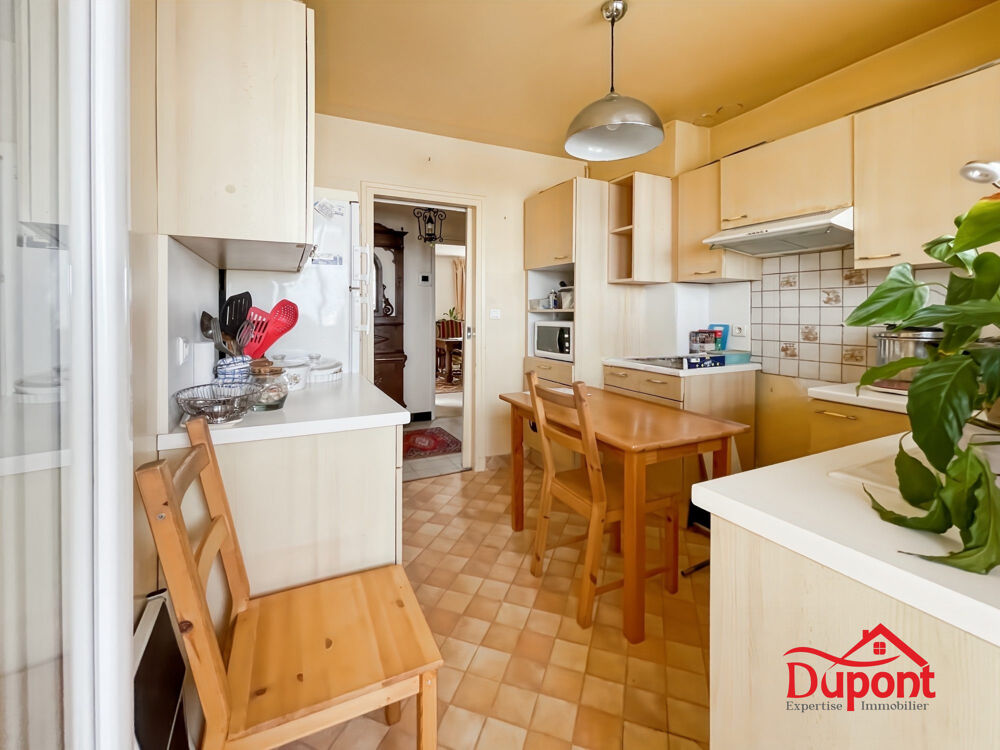 Appartement 113m2, trois chambres, balcon, cave, place de,parkin