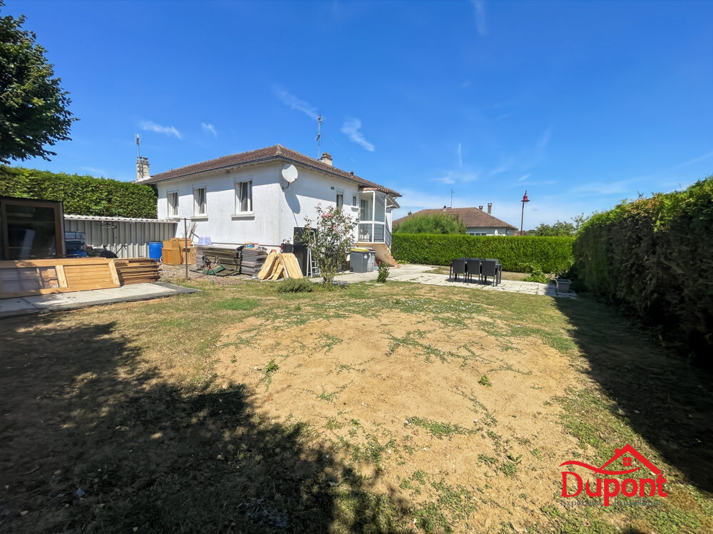 Maison semi individuelle trois chambres, garage et jardin à Gru