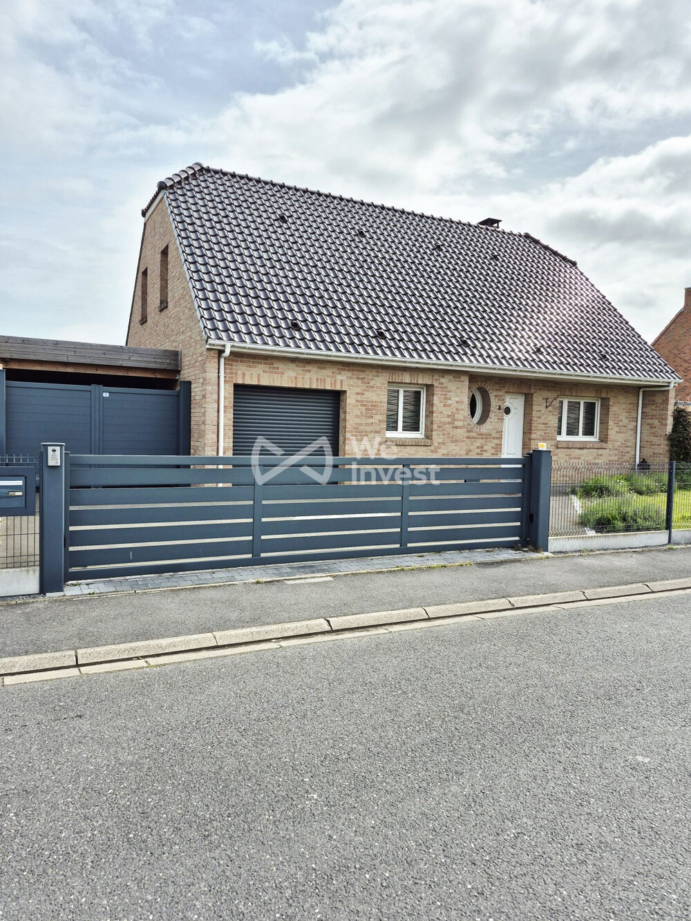 Maison individuelle avec garage, jardin et piscine