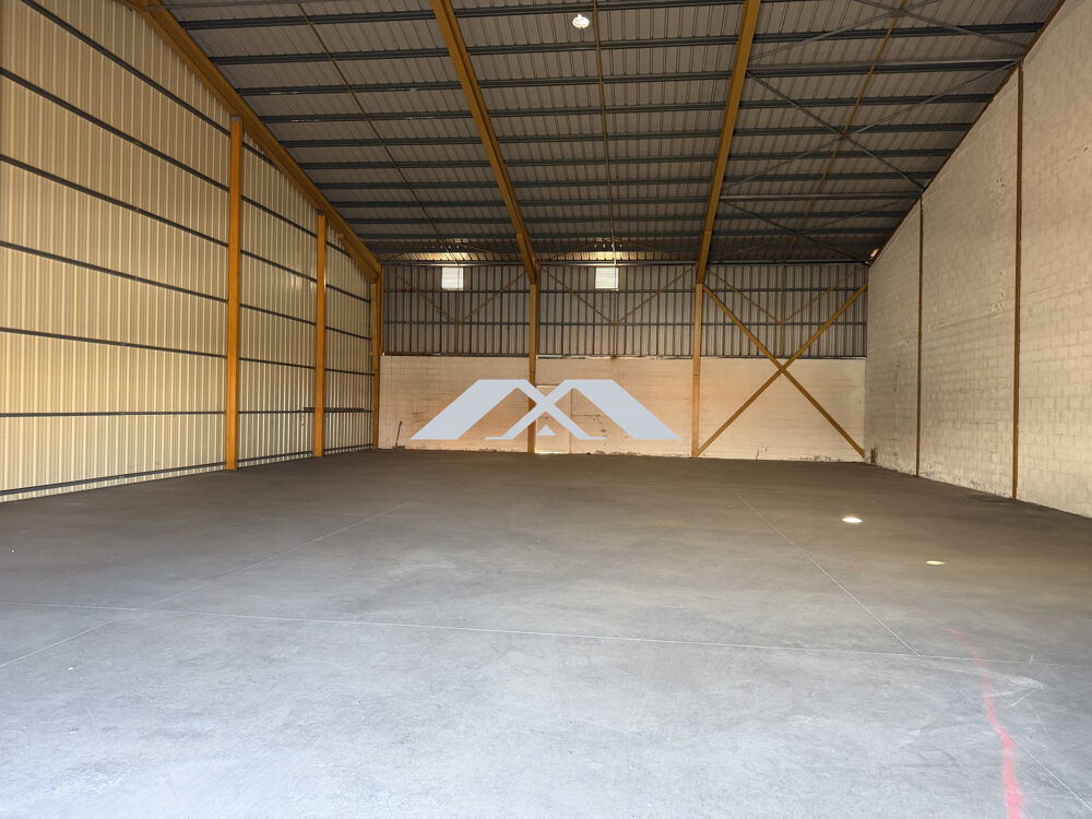   ENTREPOT de 380 m² Saint Pierre Saint-pierre