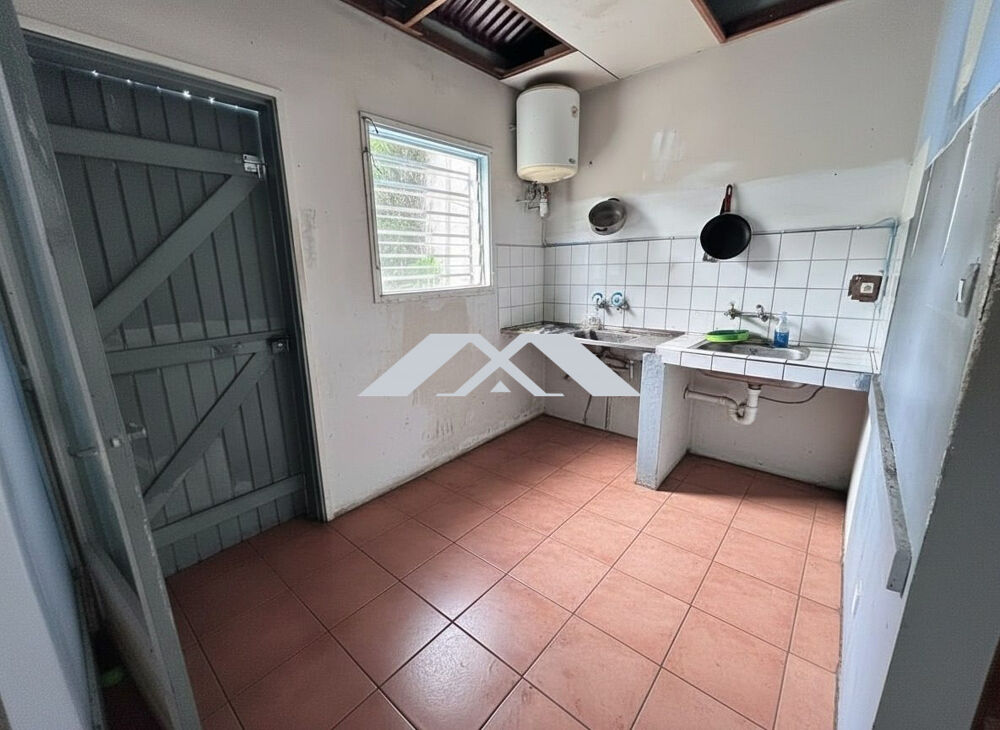 Maison T2 à rénover + garage Saint-Benoît