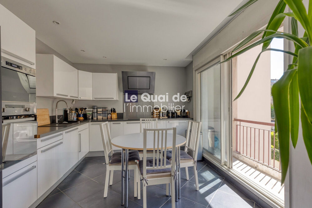 Lumineux, traversant et possibilité parkings