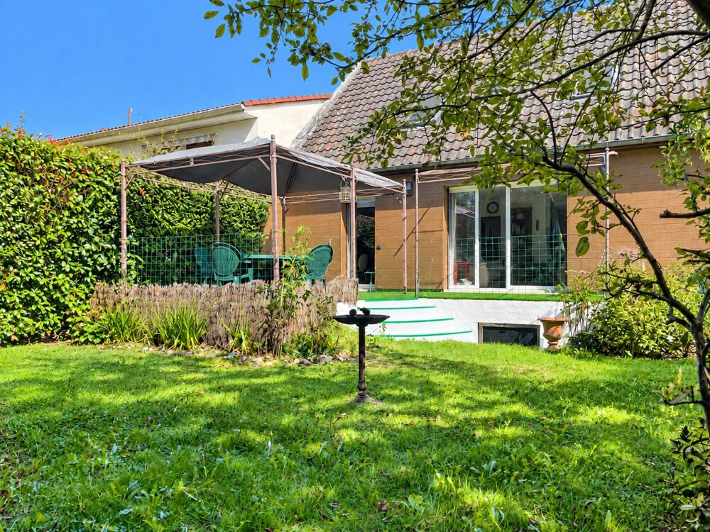 Maison dans un environnement verdoyant