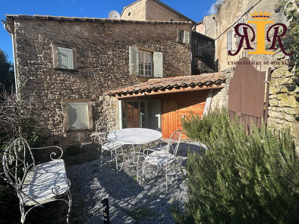 Saignon, maison de village avec jardin.