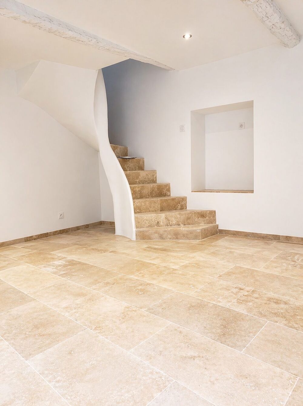 Maison de ville rénovée intérieur et extérieur