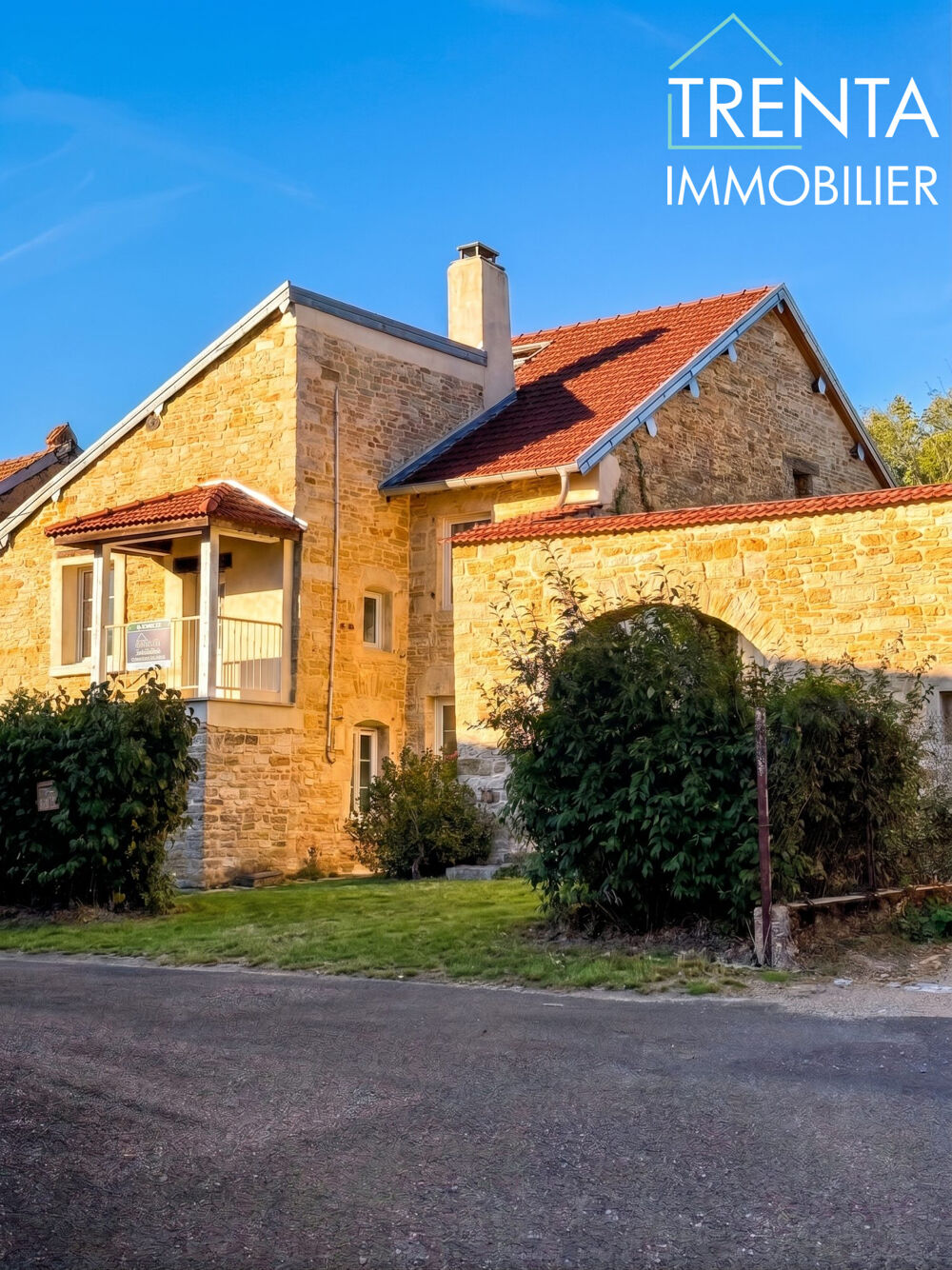 Vente Maison Coup de coeur à Noroy-le-Bourg : Charmante maison en pierre sur Noroy-le-bourg