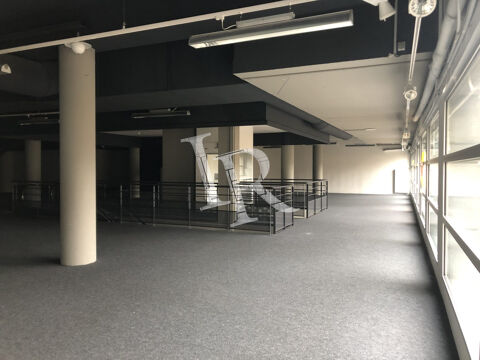  Local commercial d'environ 1000 m² en centre-ville du Puy-en-Ve 