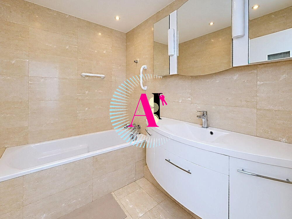 Location Appartement STUDIO MEUBLÉ AVEC TERRASSE DE 12 M², PARKING PRIVATIF ET CAVE Antibes