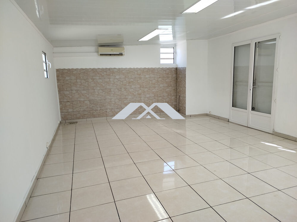   Local Professionnel 83 m² en ZA Cambaie Saint-Paul avec Showroo 