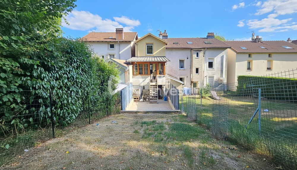 Maison de ville sur sous-sol complet avec véranda, jardin et ga