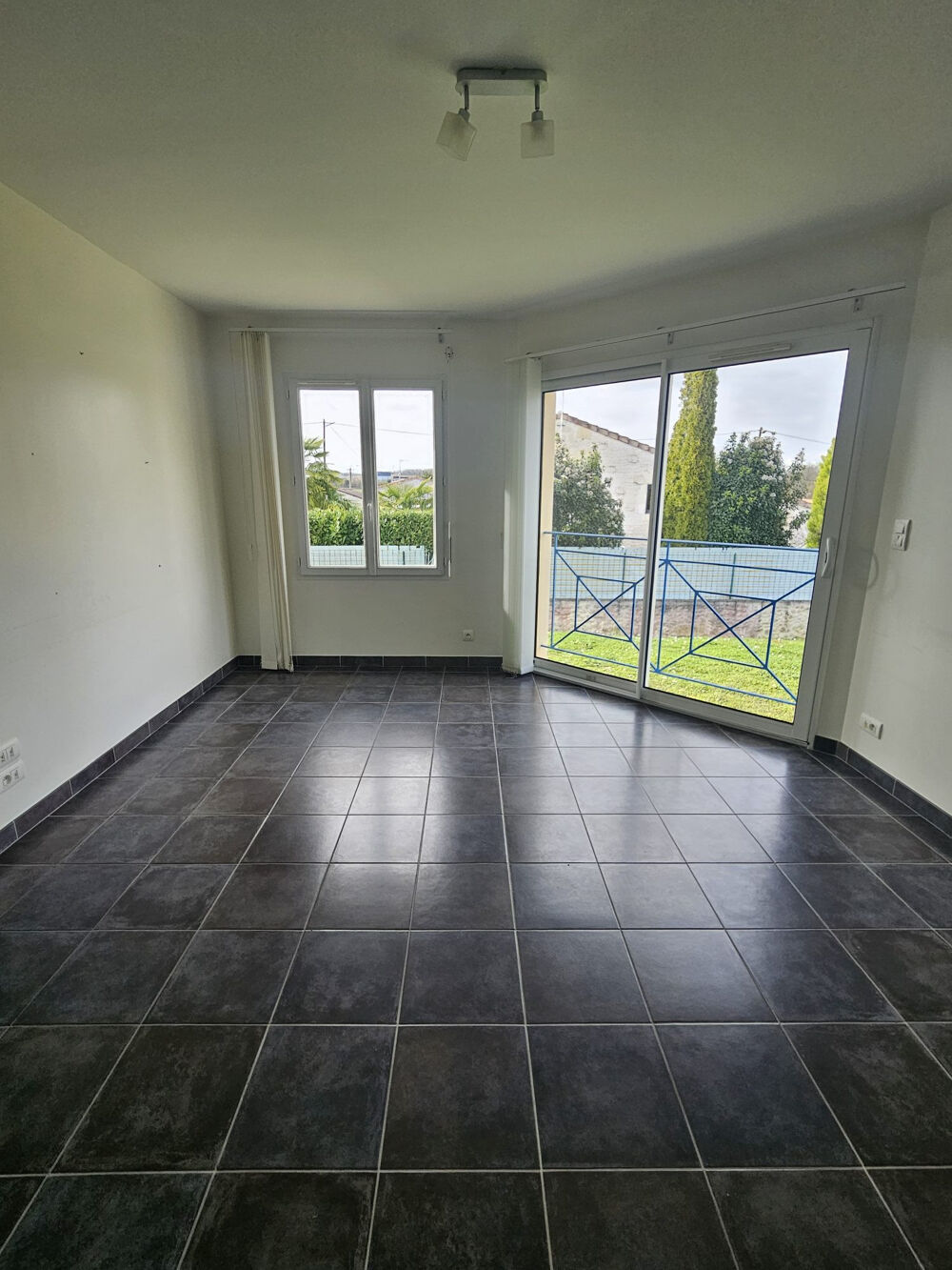   SAINTES, Bureaux de 220 m² au calme avec parking privé Saintes