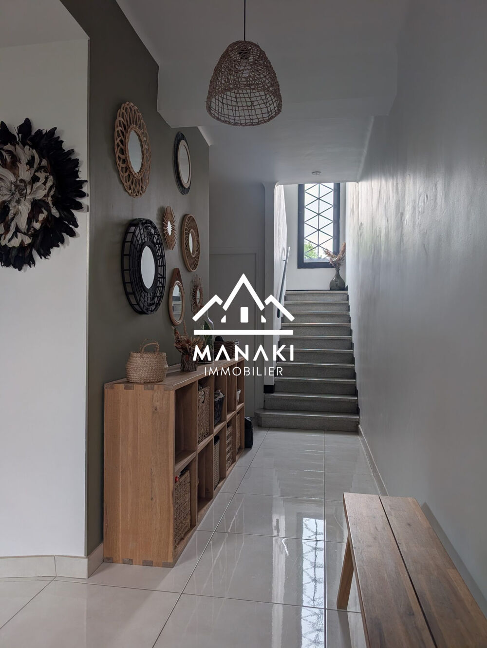 CHARMANTE MAISON ENTIEREMENT RÉNOVÉE AVEC 3 CHAMBRES, UN BUREA