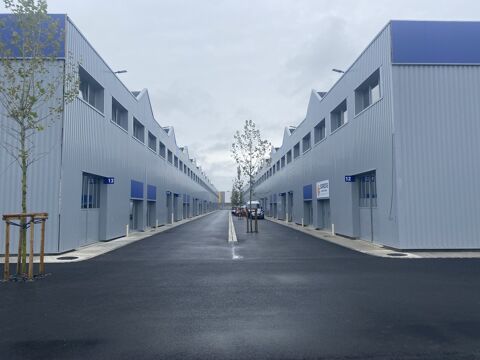 &Agrave; louer – Cellule commerciale 260 m&sup2; – Vaux-le-P&eacute;nil (pro 2665 77000 Vaux-le-pénil