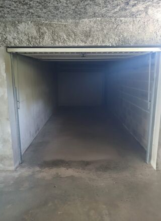  Parking / Garage à louer 16 m²