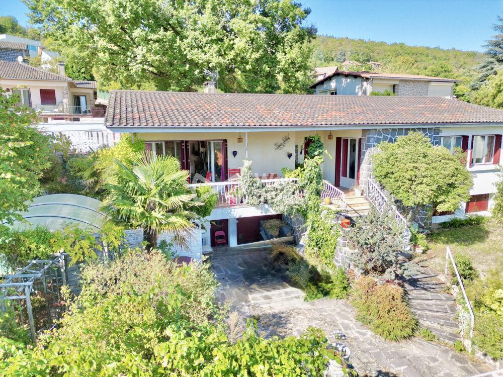 Vente Maison Villa de type 6 sur sous-sol complet, piscine et jardin. Châtel-guyon