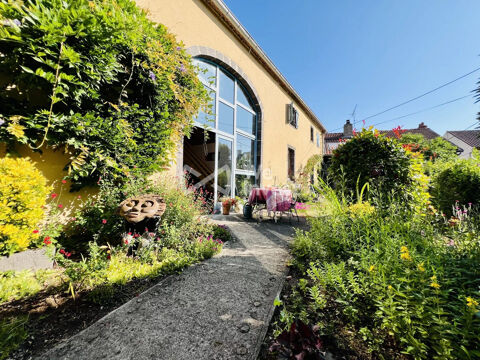   Propriété de 243 m² habitables, avec garage, terrain Maison - 8 pièce(s) - 243 m²