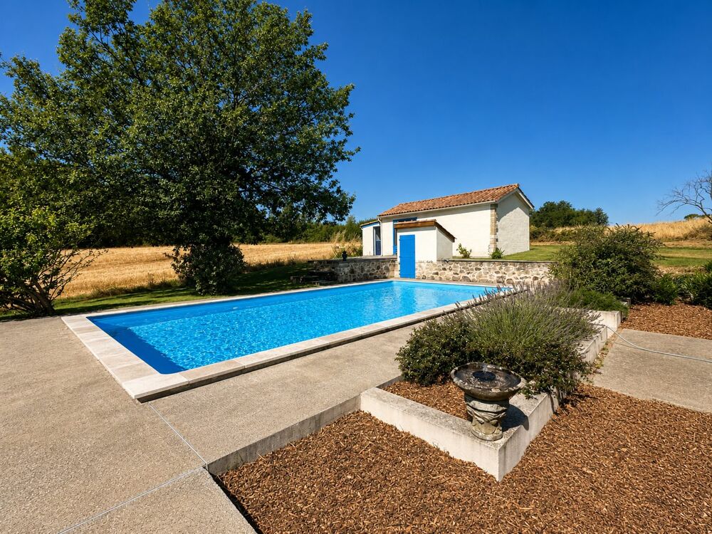 Vente Maison Une spacieuse maison en pierre avec un gîte et une grange Bourgougnague