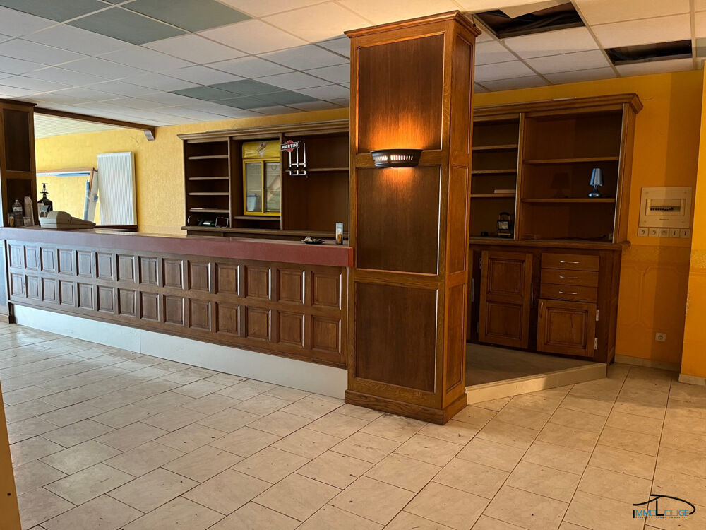 Immeuble composé d'un bar et de deux appartements