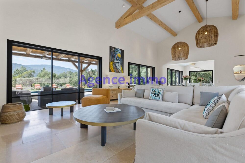 Villa contemporaine d'exception avec grande piscine et vue déga