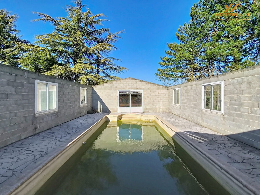 Maison avec une deuxième bâtisse et une piscine intérieure à