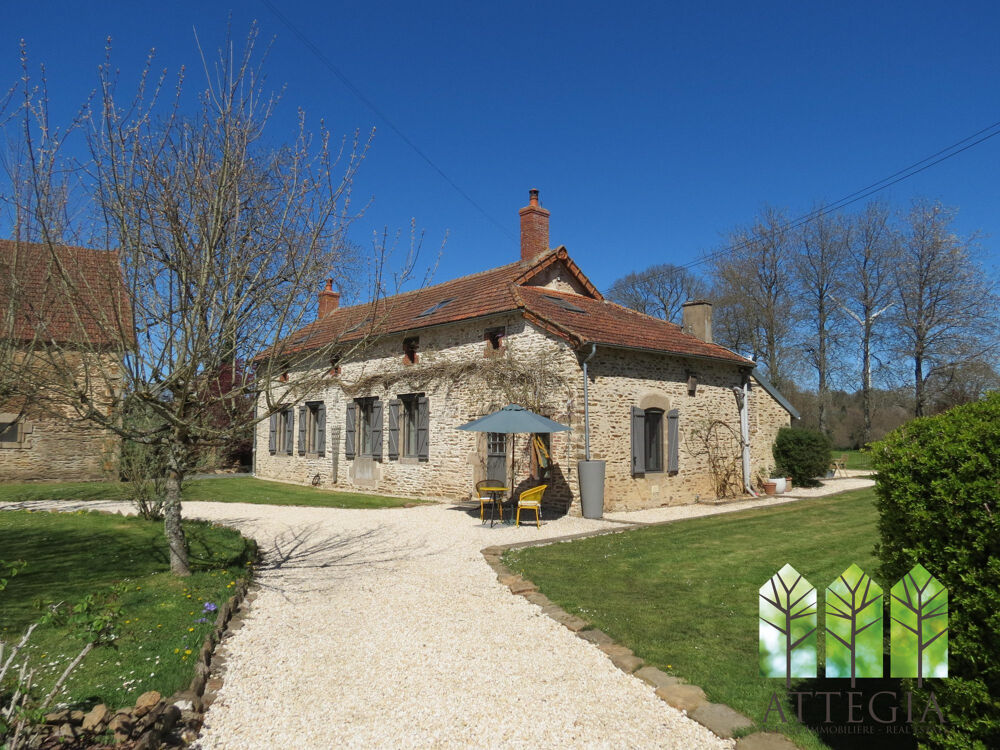 Superbe Propriété en Pierre avec Jardins Impeccables et Dépen