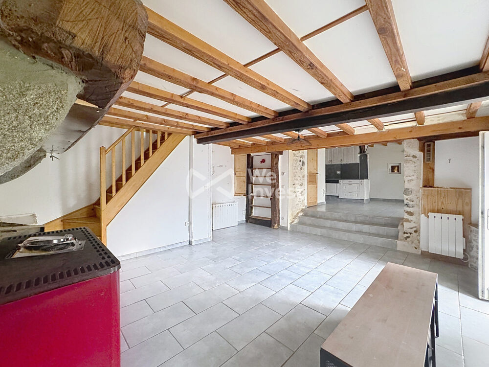 Maison de campagne avec cour et véranda.