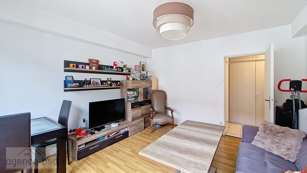 Prox. Clémenceau, Beau 3 pièces en étage, balcon ; parking en