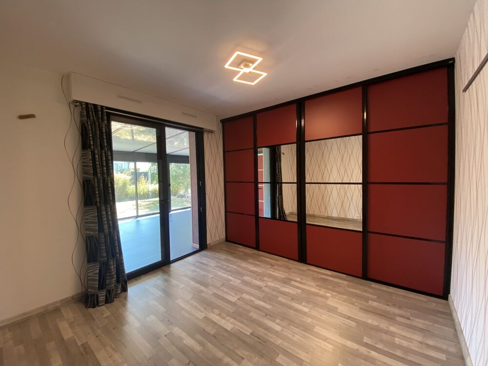 PROCHE CENTRE-VILLE, MAISON T6 + VERANDA + 2 GARAGES