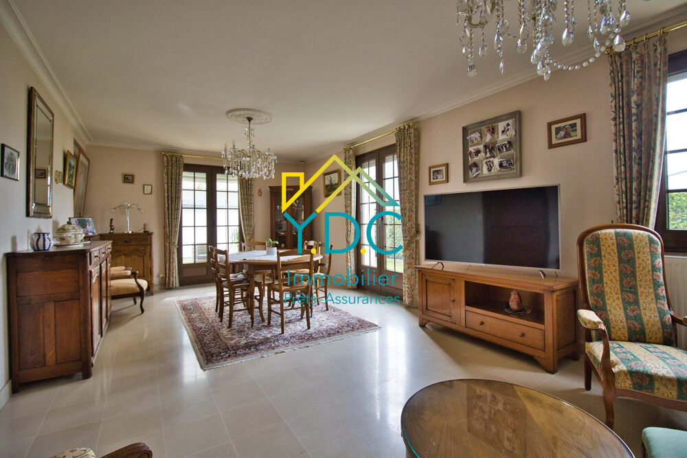 Maison individuelle 4 chambres avec revenu locatif  Centre Yv