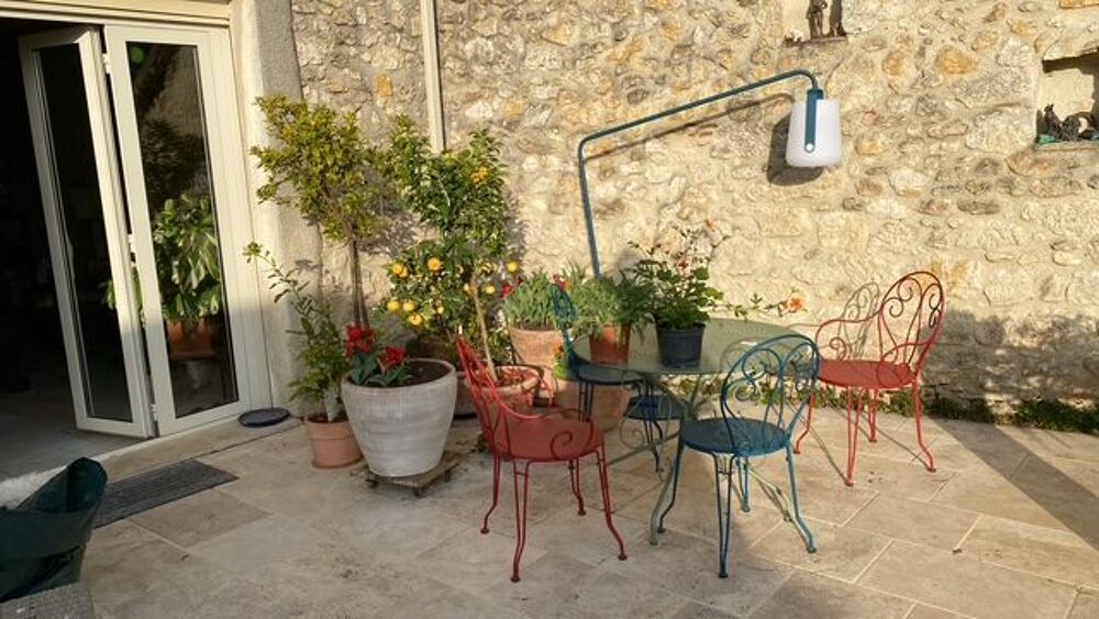 Belle maison en pierre avec magnifique jardin et maison d'amis
